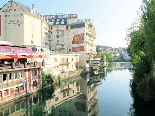 Một trang trại sản xuất nho, chế biến rượu vang ở Bordeaux. Chọn mua rượu sản xuất tại chỗ tại các hầm (cave) rượu nông thôn. Một góc đô thị nông thôn với nhà hàng, khách sạn, cửa hiệu mỹ phẩm dọc bờ kênh. Một trang trại năng lượng gió. Bác xà ích chuẩn bị ngựa đưa khách du lịch quanh làng. Ngôi nhà thơ mộng vùng nông thôn là nơi lý tưởng thị dân nghỉ ngơi dịp cuối tuần. Khách du lịch sinh thái ngày càng tăng mạnh tại các vùng quê. Nông dân bán các sản phẩm tự mình sản xuất.