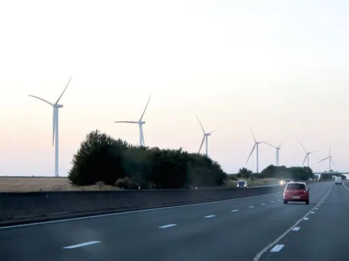 Một trang trại sản xuất nho, chế biến rượu vang ở Bordeaux. Chọn mua rượu sản xuất tại chỗ tại các hầm (cave) rượu nông thôn. Một góc đô thị nông thôn với nhà hàng, khách sạn, cửa hiệu mỹ phẩm dọc bờ kênh. Một trang trại năng lượng gió. Bác xà ích chuẩn bị ngựa đưa khách du lịch quanh làng. Ngôi nhà thơ mộng vùng nông thôn là nơi lý tưởng thị dân nghỉ ngơi dịp cuối tuần. Khách du lịch sinh thái ngày càng tăng mạnh tại các vùng quê. Nông dân bán các sản phẩm tự mình sản xuất.