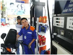 Giá xăng trong nước vẫn không giảm dù giá thế giới sụt mạnh (ảnh minh họa)
