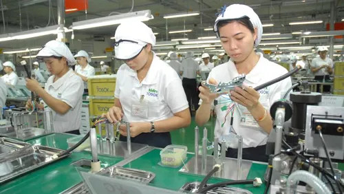 Gắn phát triển nguồn nhân lực với phát triển và ứng dụng khoa học- công nghệ vào sản xuất và quản lý sẽ tăng sức mạnh cho nền kinh tế.