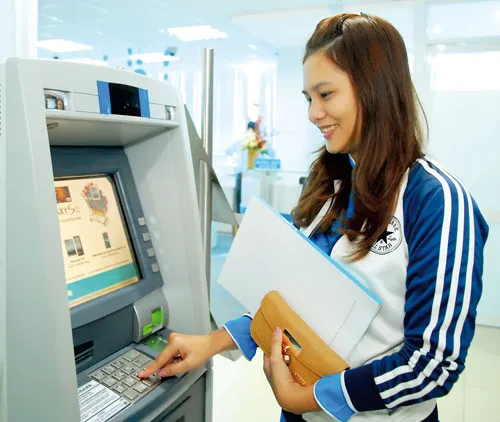 Khách hàng giao dịch thẻ tại ATM Eximbank. Ảnh: CAO THĂNG