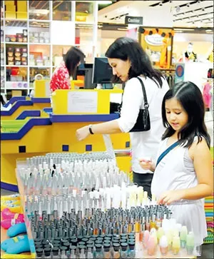 Khách hàng chọn mua sản phẩm tại siêu thị.