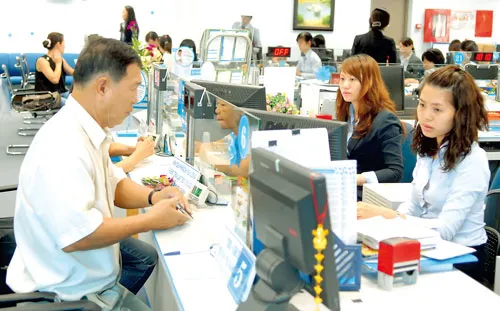 Khách hàng giao dịch tại Eximbank. Ảnh: CAO THĂNG