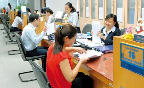 Khách hàng giao dịch tại ACB. Ảnh: C.THĂNG