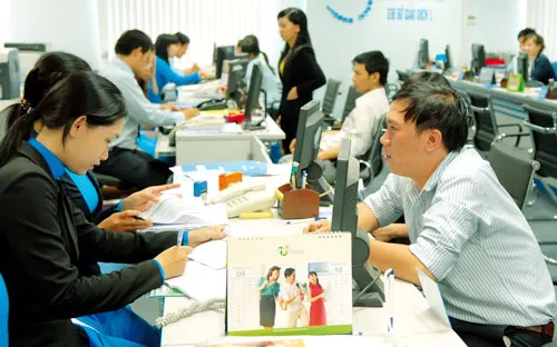 Khách hàng giao dịch tại Eximbank. Ảnh: CAO THĂNG