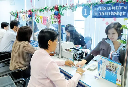 Khách hàng giao dịch tại Eximbank. Ảnh: CAO THĂNG