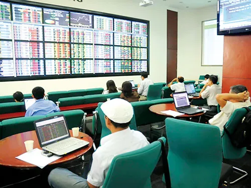 NĐT theo dõi giá CP tại một sàn chứng khoán.