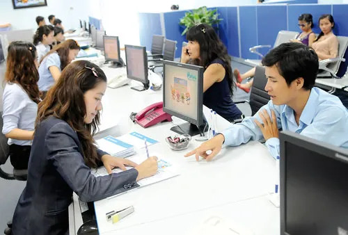 Khách hàng giao dịch tại Eximbank. Ảnh: CAO THĂNG