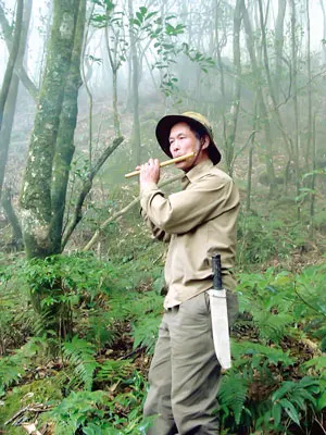 Ông Trần Ngọc Lâm trong những chuyến đi rừng.