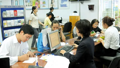 Khách hàng giao dịch tại ACB. Ảnh: CAO THĂNG