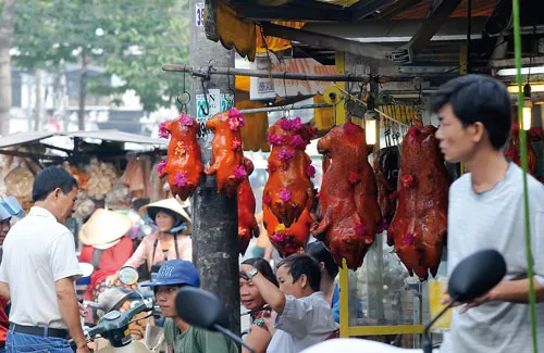 Buôn bán cơm trên vỉa hè sát nhà vệ sinh công cộng. Gia cầm sống bày bán trên đường phố tiềm ẩn nhiều nguy cơ dịch bệnh. Người bán cơm xe đẩy chế biến thịt nướng trên vỉa hè sát lòng đường đầy đất. Bún xào bỏ vào hộp xếp ngay trên vỉa hè. Rác dưới bàn một quán ăn đường phố. Khoai bày bán không được che đậy. Bày bán hàng rong sát bên 2 thùng rác. Heo quay bán treo bên đường không che đậy bụi bẩn, mất vệ sinh. Chỉ với 2 xô nước, người bán quán ăn đường phố có thể rửa hàng trăm bát, đĩa... ngay trên vỉa hè