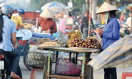 Buôn bán cơm trên vỉa hè sát nhà vệ sinh công cộng. Gia cầm sống bày bán trên đường phố tiềm ẩn nhiều nguy cơ dịch bệnh. Người bán cơm xe đẩy chế biến thịt nướng trên vỉa hè sát lòng đường đầy đất. Bún xào bỏ vào hộp xếp ngay trên vỉa hè. Rác dưới bàn một quán ăn đường phố. Khoai bày bán không được che đậy. Bày bán hàng rong sát bên 2 thùng rác. Heo quay bán treo bên đường không che đậy bụi bẩn, mất vệ sinh. Chỉ với 2 xô nước, người bán quán ăn đường phố có thể rửa hàng trăm bát, đĩa... ngay trên vỉa hè