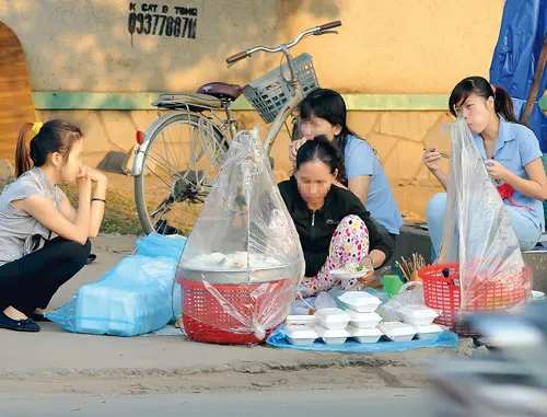 Buôn bán cơm trên vỉa hè sát nhà vệ sinh công cộng. Gia cầm sống bày bán trên đường phố tiềm ẩn nhiều nguy cơ dịch bệnh. Người bán cơm xe đẩy chế biến thịt nướng trên vỉa hè sát lòng đường đầy đất. Bún xào bỏ vào hộp xếp ngay trên vỉa hè. Rác dưới bàn một quán ăn đường phố. Khoai bày bán không được che đậy. Bày bán hàng rong sát bên 2 thùng rác. Heo quay bán treo bên đường không che đậy bụi bẩn, mất vệ sinh. Chỉ với 2 xô nước, người bán quán ăn đường phố có thể rửa hàng trăm bát, đĩa... ngay trên vỉa hè