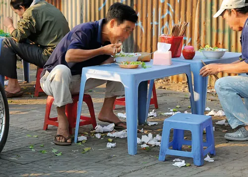 Buôn bán cơm trên vỉa hè sát nhà vệ sinh công cộng. Gia cầm sống bày bán trên đường phố tiềm ẩn nhiều nguy cơ dịch bệnh. Người bán cơm xe đẩy chế biến thịt nướng trên vỉa hè sát lòng đường đầy đất. Bún xào bỏ vào hộp xếp ngay trên vỉa hè. Rác dưới bàn một quán ăn đường phố. Khoai bày bán không được che đậy. Bày bán hàng rong sát bên 2 thùng rác. Heo quay bán treo bên đường không che đậy bụi bẩn, mất vệ sinh. Chỉ với 2 xô nước, người bán quán ăn đường phố có thể rửa hàng trăm bát, đĩa... ngay trên vỉa hè