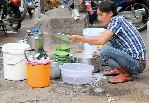 Buôn bán cơm trên vỉa hè sát nhà vệ sinh công cộng. Gia cầm sống bày bán trên đường phố tiềm ẩn nhiều nguy cơ dịch bệnh. Người bán cơm xe đẩy chế biến thịt nướng trên vỉa hè sát lòng đường đầy đất. Bún xào bỏ vào hộp xếp ngay trên vỉa hè. Rác dưới bàn một quán ăn đường phố. Khoai bày bán không được che đậy. Bày bán hàng rong sát bên 2 thùng rác. Heo quay bán treo bên đường không che đậy bụi bẩn, mất vệ sinh. Chỉ với 2 xô nước, người bán quán ăn đường phố có thể rửa hàng trăm bát, đĩa... ngay trên vỉa hè