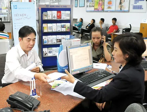 Khách hàng giao dịch tại ACB. Ảnh: C.THĂNG