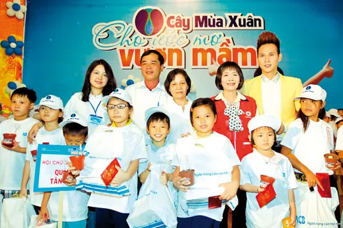 Đại diện ACB và Hội chữ Thập đỏ TPHCM trao quà cho trẻ em trong chương trình "Cây mùa xuân".