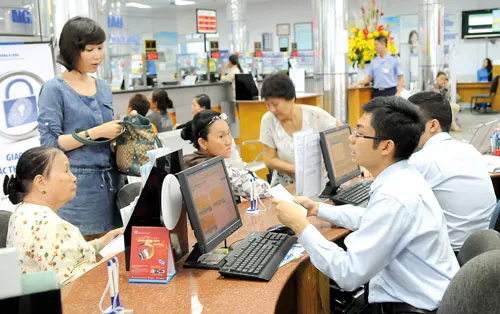 Khách hàng giao dịch tại ACB. Ảnh: C.THĂNG