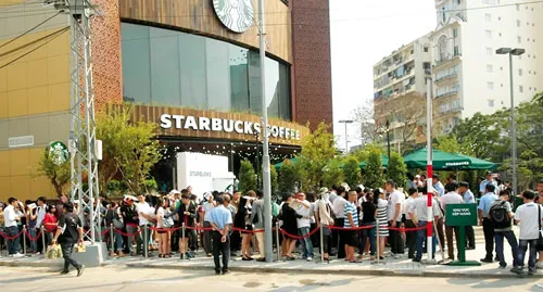 Người dân TPHCM xếp hàng vào uống cà phê Starbucks.