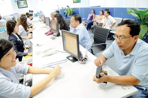 Khách hàng giao dịch tại Eximbank. Ảnh CAO THĂNG