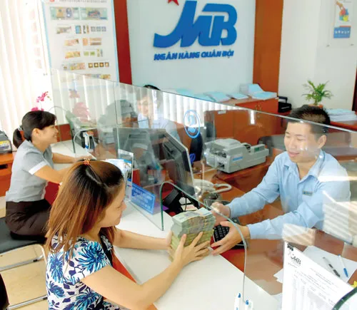 Khách hàng giao dịch tại MB. Ảnh: C.THĂNG