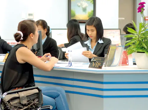 Khách hàng giao dịch tại Eximbank. Ảnh: CAO THĂNG