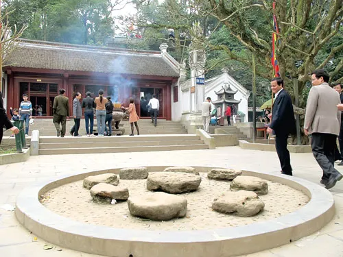 Khách hành hương xem biểu diễn trò chơi dân gian. Bàn thờ các đời vua Hùng. Hình tượng Quốc Tổ Lạc Long Quân - người khai quốc nước Văn Lang của người Lạc Việt. Mộ Tổ Hùng Vương. Đền Trung và ghế đá tương truyền vua ngồi bàn việc nước cùng các quan. Khách thập phương chiêm bái các vị vua Tổ. Giếng nước thời Hùng Vương được bảo tồn. Trống đồng Đông Sơn - biểu tượng văn hóa thời các vua Hùng. Đền Thượng - nơi các vua Hùng tiến hành các nghi lễ cầu mùa, quốc thái dân an.