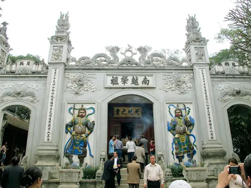 Khách hành hương xem biểu diễn trò chơi dân gian. Bàn thờ các đời vua Hùng. Hình tượng Quốc Tổ Lạc Long Quân - người khai quốc nước Văn Lang của người Lạc Việt. Mộ Tổ Hùng Vương. Đền Trung và ghế đá tương truyền vua ngồi bàn việc nước cùng các quan. Khách thập phương chiêm bái các vị vua Tổ. Giếng nước thời Hùng Vương được bảo tồn. Trống đồng Đông Sơn - biểu tượng văn hóa thời các vua Hùng. Đền Thượng - nơi các vua Hùng tiến hành các nghi lễ cầu mùa, quốc thái dân an.