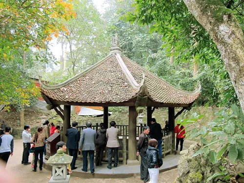 Khách hành hương xem biểu diễn trò chơi dân gian. Bàn thờ các đời vua Hùng. Hình tượng Quốc Tổ Lạc Long Quân - người khai quốc nước Văn Lang của người Lạc Việt. Mộ Tổ Hùng Vương. Đền Trung và ghế đá tương truyền vua ngồi bàn việc nước cùng các quan. Khách thập phương chiêm bái các vị vua Tổ. Giếng nước thời Hùng Vương được bảo tồn. Trống đồng Đông Sơn - biểu tượng văn hóa thời các vua Hùng. Đền Thượng - nơi các vua Hùng tiến hành các nghi lễ cầu mùa, quốc thái dân an.