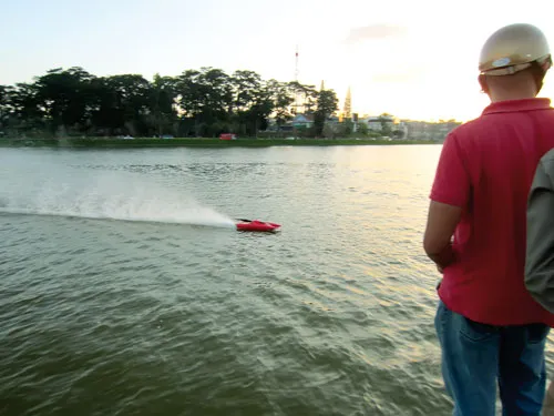 Canô mô hình cưỡi sóng tung bọt trắng xóa.