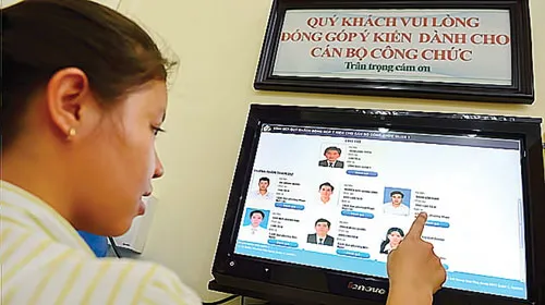 Một người dân chấm điểm cho cán bộ công chức. Ảnh: T.THẮNG