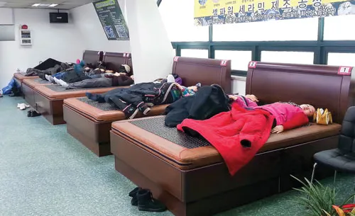 Khách hàng sử dụng tấm massage nhiệt miễn phí tại Trung tâm Happy Plus. Ảnh: M.TUẤN