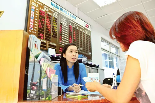 Khách hàng giao dịch tại ACB. Ảnh: LONG THANH