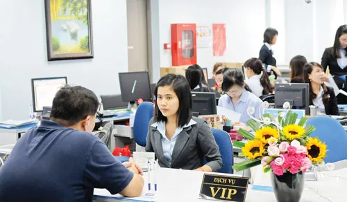 Khách hàng giao dịch tại Eximbank. Ảnh: CAO THĂNG