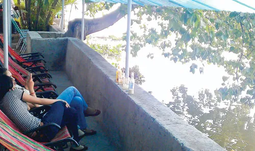 Một quán cà phê chiếm dụng hành lang an toàn bờ sông. Ảnh: M.TUẤN