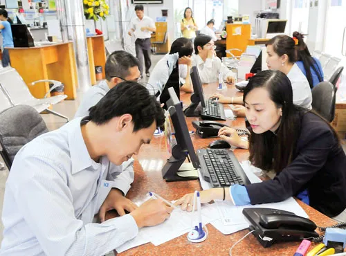 Khách hàng giao dịch tại ACB. Ảnh: C.THĂNG