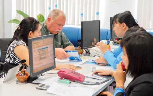 Khách hàng giao dịch tại Eximbank. Ảnh: CAO THĂNG