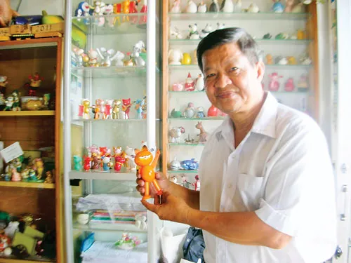 Kỷ lục gia Nguyễn Thành Tâm và tác phẩm của mình. Ảnh: T.KHUÊ