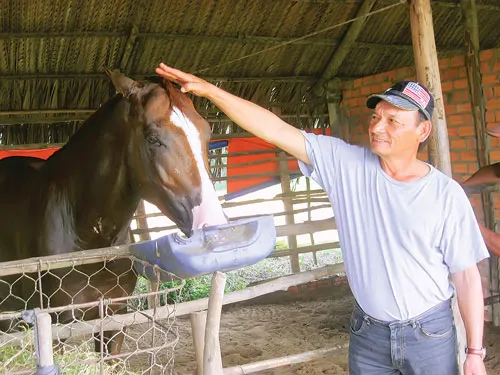 Ông Baurond bên chú ngựa yêu quý của mình.