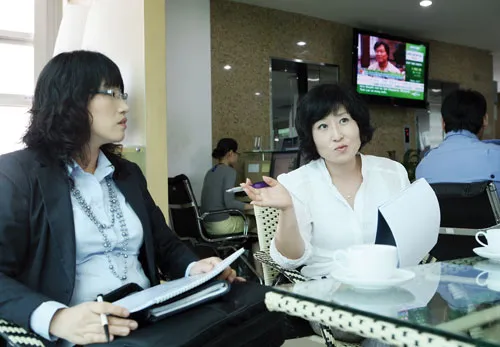 NĐTNN tại một sàn chứng khoán. Ảnh: LÃ ANH