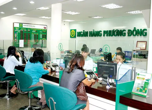 Khách hàng giao dịch tại OCB.