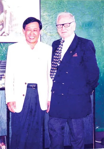 Ông Trần Chiến và ngài Pierre Cardin tại văn phòng Pierre Cardin lần đầu tiên năm 1997.