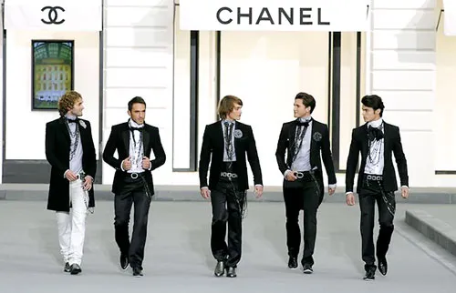 Trình diễn thời trang Chanel tại Paris.