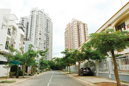 Phân khúc BĐS cao cấp chiếm tỷ trọng lớn trong nguồn cung thị trường, nhưng chưa nhận được sự ứng cứu tương ứng. Ảnh: LONG THANH