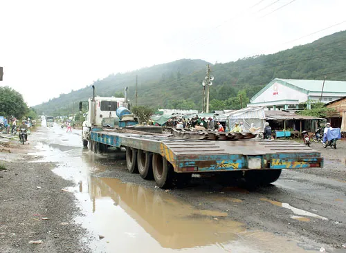 Quốc lộ 20 đoạn ngang chợ 42 (huyện Tân Phú, tỉnh Đồng Nai) đã bị xuống cấp trầm trọng. Ảnh: T. VY Quốc lộ 20 đoạn ngang chợ 42 (huyện Tân Phú, tỉnh Đồng Nai) đã bị xuống cấp trầm trọng. Ảnh: T. VY