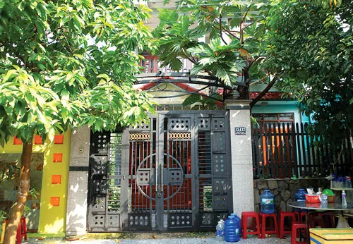 Căn nhà 42F12 đường Giáng Hương (quận 12, TPHCM) của bà Đỗ Thị Luận đã bị nhiều chủ nợ siết do vay nợ của họ để đầu tư BĐS. Ảnh: LÃ ANH