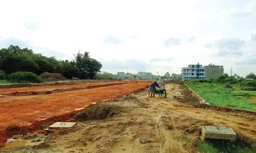 Hạ tầng giao thông nội bộ KDC Bắc Rạch Chiếc thi công ì ạch, cầm chừng. Ảnh: MINH TUẤN