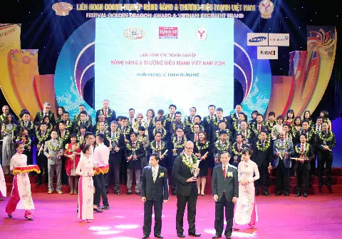Đại diện lãnh đạo Đại học RMIT Việt Nam nhận giải thưởng Rồng Vàng lần thứ 12.