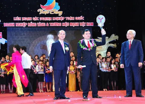 Phó Tổng giám đốc Phạm Huy Thông đại diện VietinBank nhận giải Top Ten Thương hiệu mạnh. Phó Tổng giám đốc Phạm Huy Thông đại diện VietinBank nhận giải Top Ten Thương hiệu mạnh.