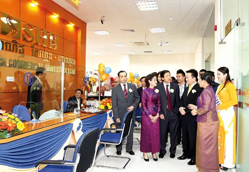 Quan khách tham quan chi nhánh SHB tại Phnôm Pênh.